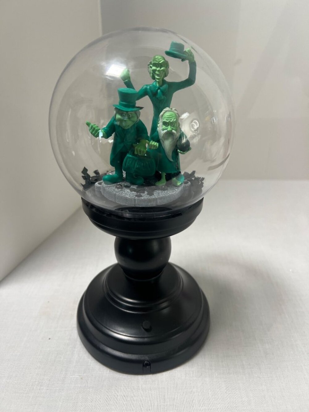 Haunted Mansion Hitchhiking Ghosts Light-Up Musical Globe Disney Gemmy